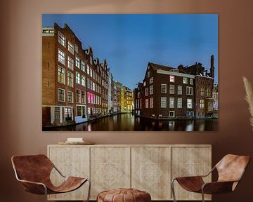 Amsterdam während der Blauen Stunde.  von Jacqueline de Groot