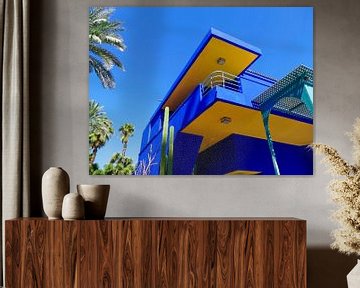 Het prachtige gebouw in Jardin Majorelle  by Petra Brouwer