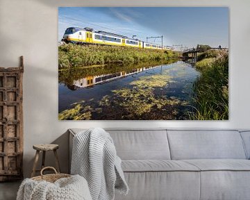 Le train dans le paysage hollandais: Oostzaan (réflexion)
