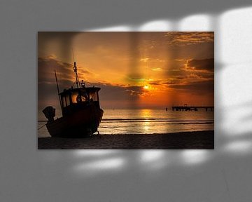 Fischerboot am Strand zum Sonnenaufgang von Tilo Grellmann | Photography