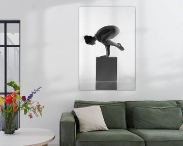 Artistieknaakt yoga pose op een box van Arjan Groot