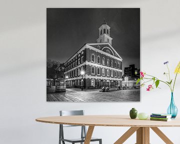 BOSTON Faneuil Hall am Abend | Monochrom von Melanie Viola