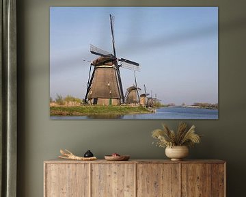 Windmolens met water  in avondlicht, Kinderdijk van Ger Beekes