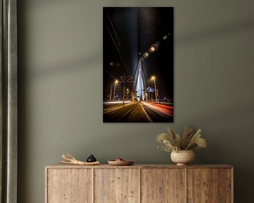 Nacht foto van de Erasmusbrug in Rotterdam met lighttrails van het verkeer van Atelier van Saskia
