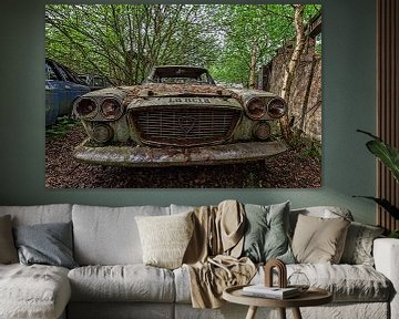 Roestige Lancia Flavia in de achtertuin van een leegstaand huis in Belgie van Cees Stalenberg