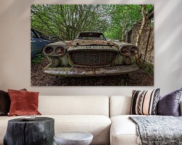 Rusty Lancia Flavia im Hinterhof eines leeren Hauses in Belgien von Cees Stalenberg