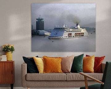 Amsterdam cruiseschip in de mist van Alex Gibbs