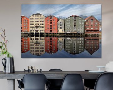 Kleurrijke kantoorgebouwen in Trondheim, Noorwegen. van Iris Heuer