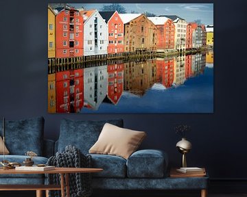Kleurrijke kantoorgebouwen in Trondheim, Noorwegen. van Iris Heuer