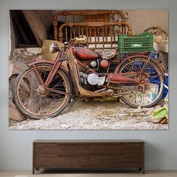 Oude bromfiets gespot tijdens een garageverkoop van Clazien Boot