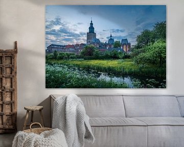 Walburg kerk in blue hour van Francis de Beus