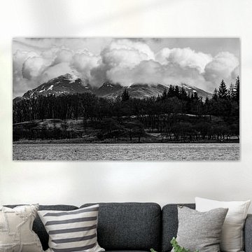 Berg met dikke wolken rond de top