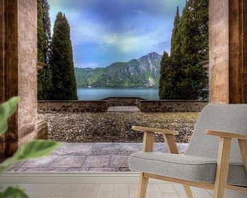 Symmetrie Doorkijk en uitzicht landschap meer Italië in de zomer en lente lake lugano lago di lugano van Sven van der Kooi (kooifotografie)