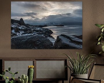 Zeezicht met bergen (Noorwegen) van Riccardo van Iersel