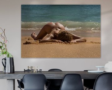 Sinnliches Aktmodell auf dem Strand mit Wassertropfen von Arjan Groot