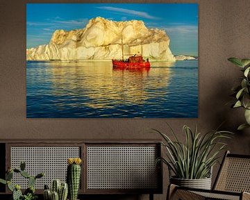 Eisberg mit rotem Fischerboot auf Grönland von Chris Stenger