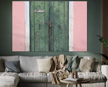 Groene deuren en een roze muur in Venetië 