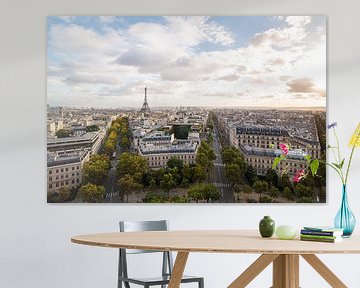 Frankrijk, het mooie uitzicht over Parijs en de Eiffeltoren in het avondlicht van Michel Geluk