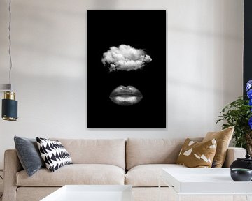 Digitale collage in zwart-wit met de sensuele mond en de wolk op de zwarte achtergrond. van Dreamy Faces