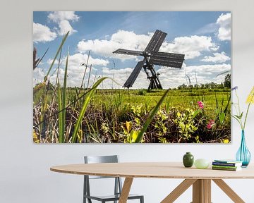 Hollandse wolkenlucht boven landschap met windmolen