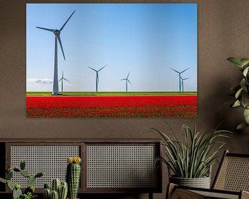 Rode tulpen met windturbines in de achtergrond van Sjoerd van der Wal