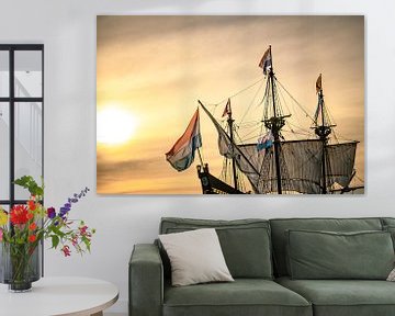 Oud zeilschip Halve Maen van de Verenigde Oost-Indische Compagnie VOC bij zonsondergang van Sjoerd van der Wal Fotografie