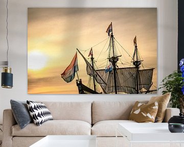 Oud zeilschip Halve Maen van de Verenigde Oost-Indische Compagnie VOC bij zonsondergang van Sjoerd van der Wal