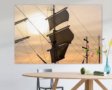Masten van oude zeilschepen met de zon in de achtergrond van Sjoerd van der Wal