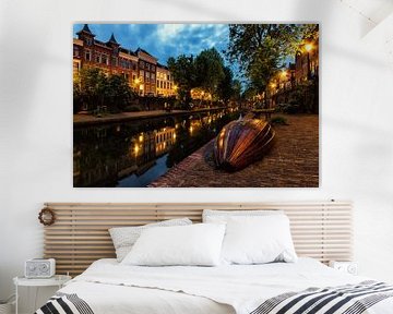 Bootje op de werf van de Oudegracht in Utrecht in de avond (kleur) van André Blom Fotografie Utrecht