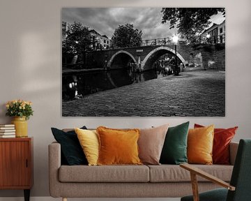 De Vollersbrug in Utrecht over de Oudegracht in de avond (zwartwit) van De Utrechtse Grachten