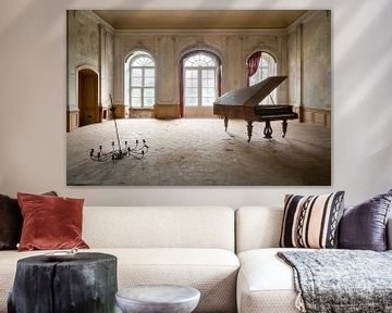 Piano abandonné en décomposition. sur Roman Robroek - Photos de bâtiments abandonnés