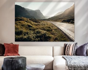 Die Straße durch die wunderschöne Natur von Glencoe von Rebecca Gruppen