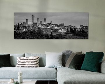 Monochrome Tuscany in 6x17 format, skyline San Gimignano van Teun Ruijters