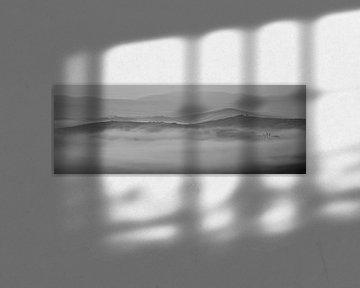 Monochrome Tuscany in 6x17 format, ochtendmist nabij San Quirico D'orcia