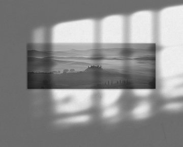 Monochrome Tuscany in 6x17 format, Podere Belvedere in ochtendmist