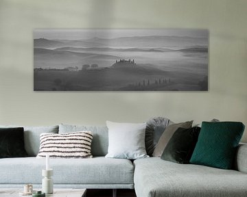 Toscane monochrome au format 6x17, Podere Belvedere dans la brume matinale