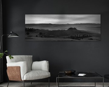 Monochrome Tuscany in 6x17 format, Podere Belvedere in ochtendmist II van Teun Ruijters