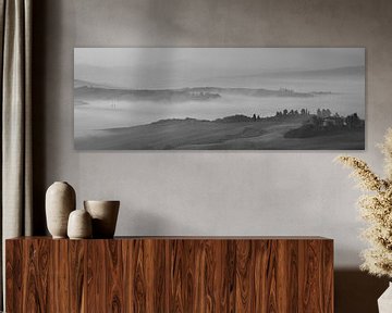 Monochrome Tuscany in 6x17 format, ochtendmist nabij San Quirico D'orcia II