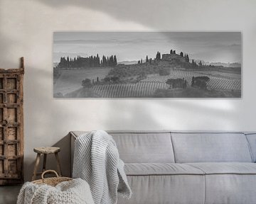 Monochrome Tuscany in 6x17 format, landschap nabij San Gimignano II van Teun Ruijters