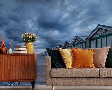  Strandhuisjes tijdens zonsondergang en onweerswolken.