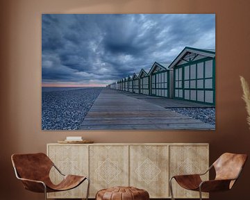  Strandhuisjes tijdens zonsondergang en onweerswolken. van Menno Schaefer