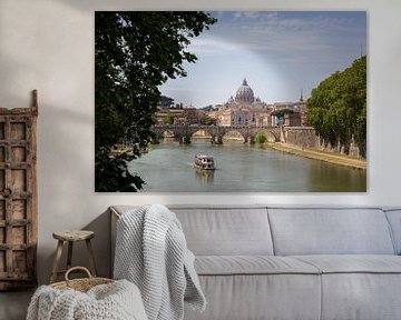 Uitzicht op een brug en een boot in Rome met de Sint-Pietersbasiliek op de achtergrond van Marc Goldman