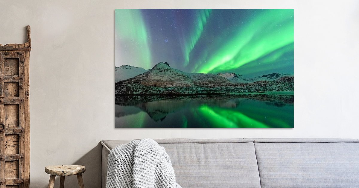 Aurora Borealis Auf N Lofoten-Inseln, Norwegen Grüne Nordlichter über Bergen Und Ozeanufer Nachtwinterlandschaft Mit Image136448762