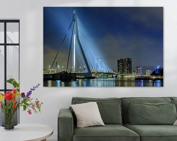 Avondfoto van de verlichte Erasmusbrug