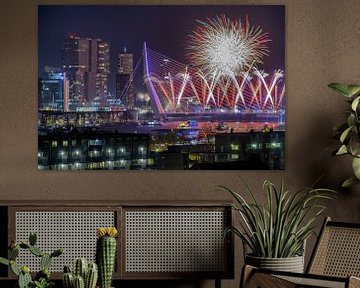 Foto van vuurwerk op de Erasmusbrug in Rotterdam van Mark De Rooij