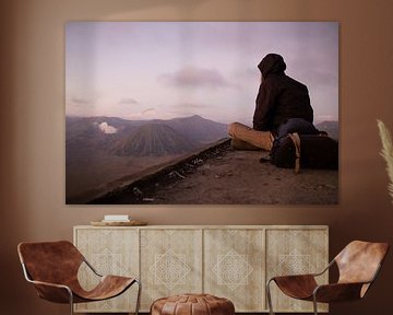 Le routard regarde le mont Bromo - Java, Indonésie