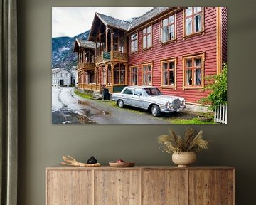 Mercedes-Benz oldtimer voor een karakteristiek Noors hotel in Laerdalsoyri