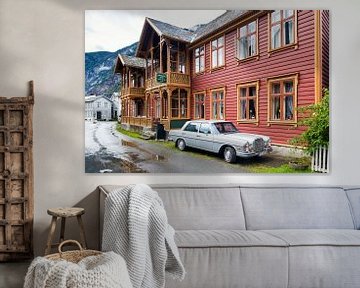 Mercedes-Benz oldtimer voor een karakteristiek Noors hotel in Laerdalsoyri
