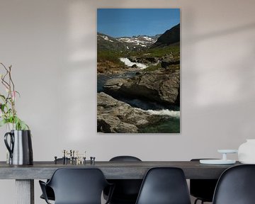 Waterval in achterland fjorden vanaf Alesund van Jan Roodzand