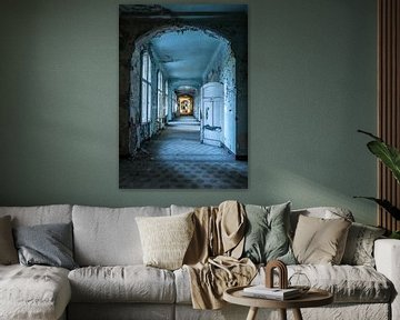 Blauer Korridor mit Türen und Fenstern von Inge van den Brande